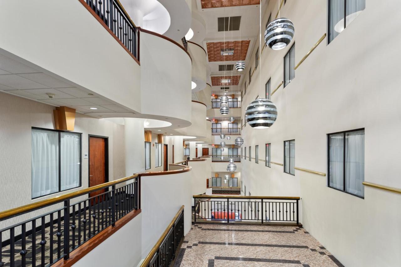 Wyndham Garden Baronne Plaza Hotel New Orleans Exterior foto