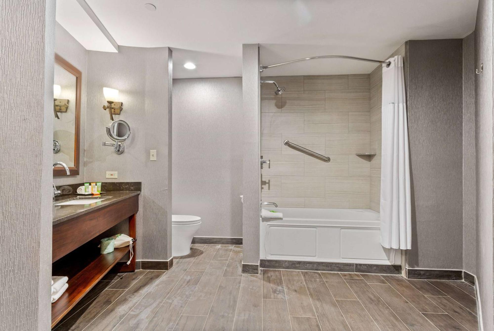 Wyndham Garden Baronne Plaza Hotel New Orleans Exterior foto